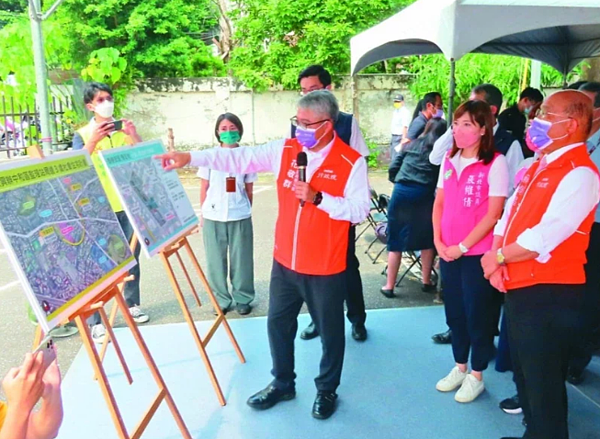 行政院長蘇貞昌(右)聽取中和社會住宅興建計畫簡報。記者李定宇/攝影