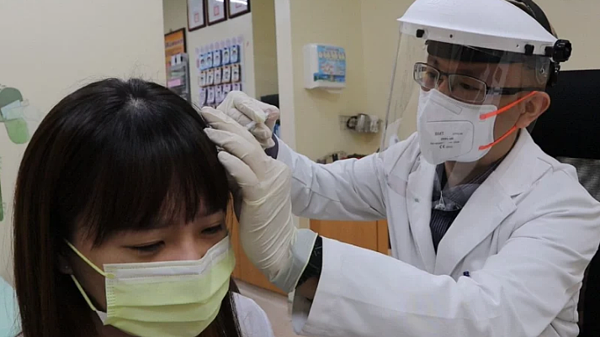 江宏基醫師為患者評估頭痛症狀和適合的治療方法。圖/衛福部桃園醫院提供