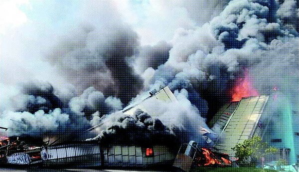 台電中火麗水廠區的煤炭輸送帶,2021年6月10日因運輸過程起火燃燒。圖/聯合報系資料照