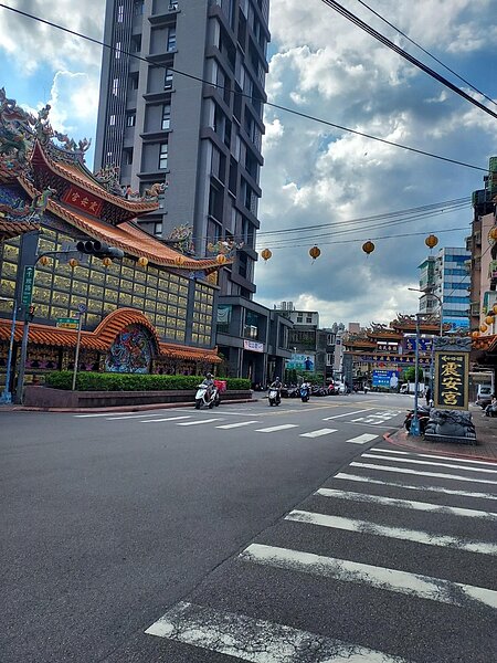 在震安宮大拜拜。圖／易小滿攝