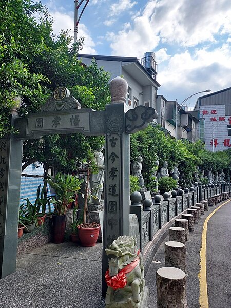 石雕像坐鎮震南宮長廊。圖／易小滿攝