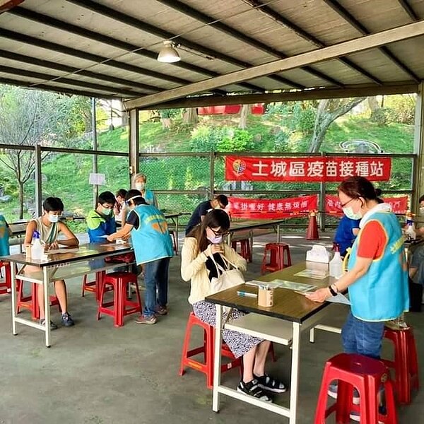 警覺防疫，處處有溫情。圖／易小滿攝