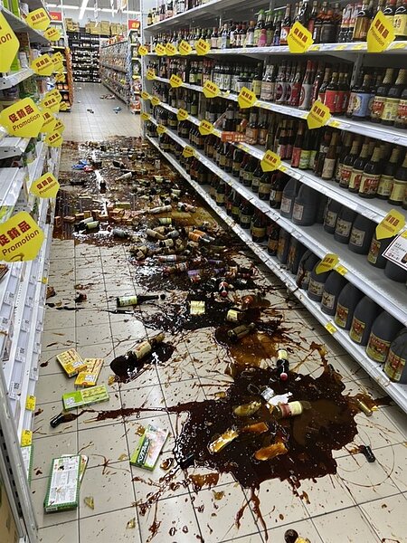 五金百貨賣場,貨架上的物品東倒西歪,一部分商品掉在地上。圖/翻攝自記者爆料網