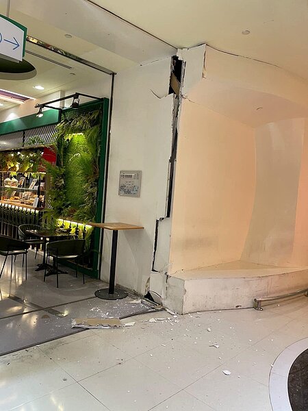 高雄夢時代牆壁龜裂。圖/翻攝自高雄點