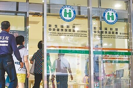 異位性皮膚炎病友治療花費高昂的主因在於藥價太貴,例如近年開發出的生物製劑、口服小分子藥物都要價不菲,相信未來會有更多先進治療藥物納入健保,造福病友。(鄧博仁攝)