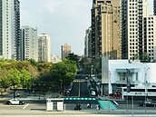 3孩孝順父母「不爬樓梯」　看上七期房！網急勸：淪「籠中鳥」