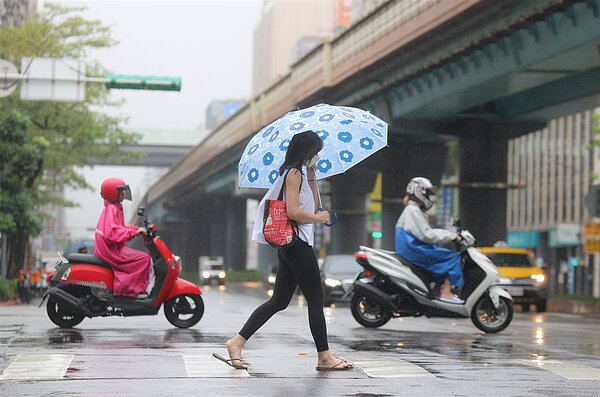 今天受南瑪都颱風外圍水氣影響,北部與東半部全天有短暫陣雨,午後各地山區也有陣雨發生機會。本報資料照片