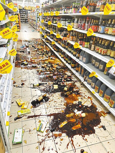 台東關山鎮昨晚9點41分發生芮氏規模6.4地震，全台有感。台東市區連鎖大賣場商品倒塌。（民眾提供）