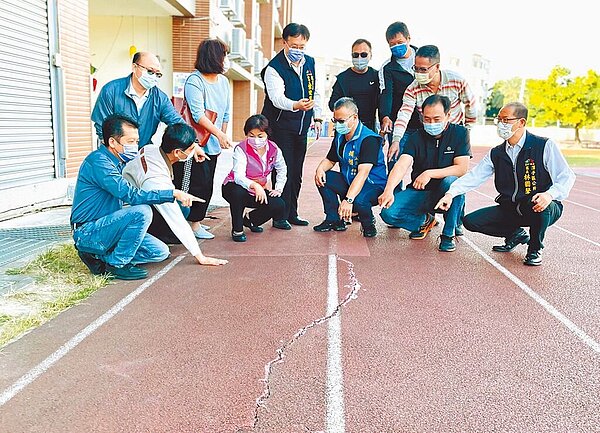 台中市很多學校面臨運動場和跑道老舊、硬化及安全疑慮等困境,經立委楊瓊瓔與市議員等積極奔走,向教育部體育署和教育局爭取運動操場及周邊設備整建。楊瓊瓔17日表示,已獲體育署正面回應,正式核定大雅國中等6所學校運動操場PU跑道改善工程經費共4230萬元,給孩子們越來越好的求學環境。