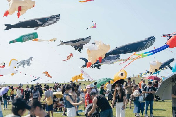 2022新竹市國際風箏節「風．潮」昨（17日）在新竹漁港國際風箏賽場盛大登場，天空繽紛多彩。圖／新竹市政府提供