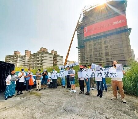 「新坪生活公園社區」是921地震受災大樓，社區災民17日上午重回社區原址，籲請市府重視與回應。（潘虹恩攝）