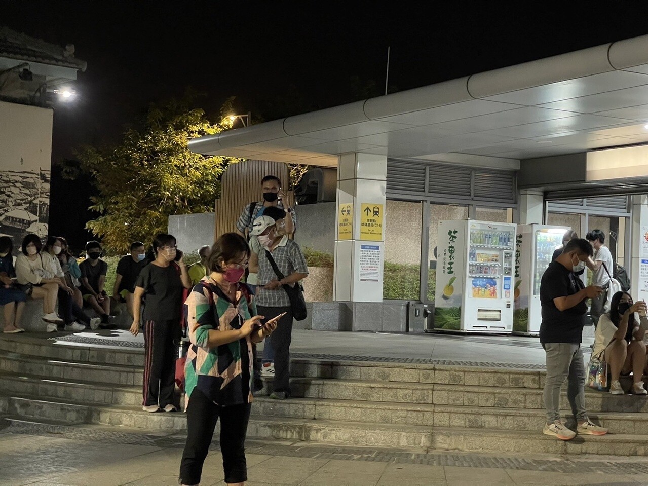 今晚因為地震不斷顯得不平靜，民眾在高雄捷運站查看手機資訊，急著要掌握地震最新情況。記者劉學聖／攝影 