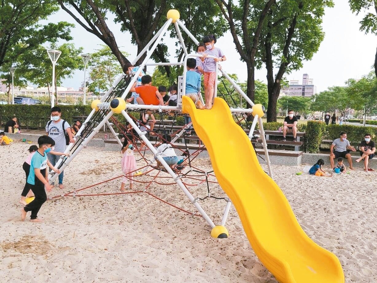 高雄青年人口流失,學者認為托育補助對留住年輕人的政策幫助有限。記者蔡容喬/攝影