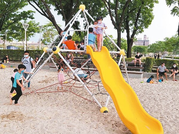 高雄青年人口流失,學者認為托育補助對留住年輕人的政策幫助有限。記者蔡容喬/攝影