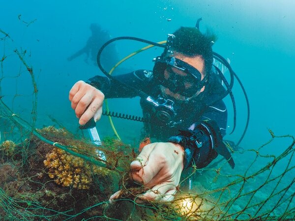 綠色和平與台灣澎湖南方四島保育協會合作，在澎湖縣望安島綠蠵龜產卵棲地保護區進行淨海行動，總計清出約400公斤、長約200公尺的廢棄漁網。圖／綠色和平提供