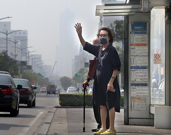 明(18)日北部、中部、雲嘉南、高屏空品區及金門、澎湖空氣品質為「紅色警示」等級。示意圖/聯合報系資料照