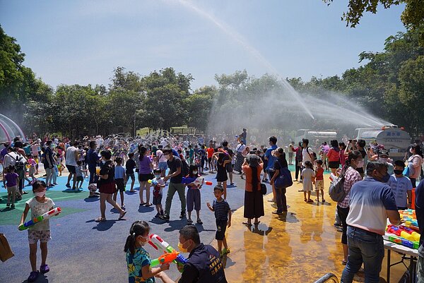 台中市觀光局舉辦「潭雅神綠園道單車戲水樂悠遊」活動,現場發放各式水槍並準備3處補水站,吸引大、小朋友「開戰」,全場焦點更有水車潑水儀式,大家玩得不亦樂乎。圖/台中市觀光旅遊局提供