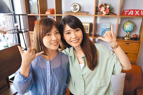 高市府2位正妹發言人周璟瑜、張硯卿，以創意視訊來電方式，宣導高市增額租金補貼政策。（高市府提供／柯宗緯高雄傳真）