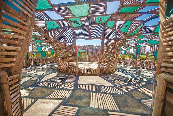 《在水一方》從生態結合美學的角度出發,結合中興國小學生生態藝術創作,進行廊道與作品布置。圖/桃園市政府提供