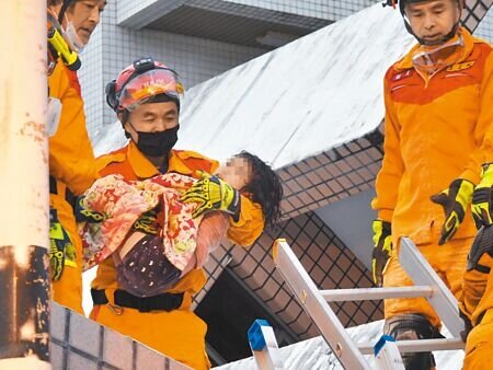 台東規模6.8強震造成花蓮玉里鎮一棟3層樓房倒塌，花蓮縣消防局搜救隊員花了3小時救出受困的5歲覃小妹。（羅亦攝）