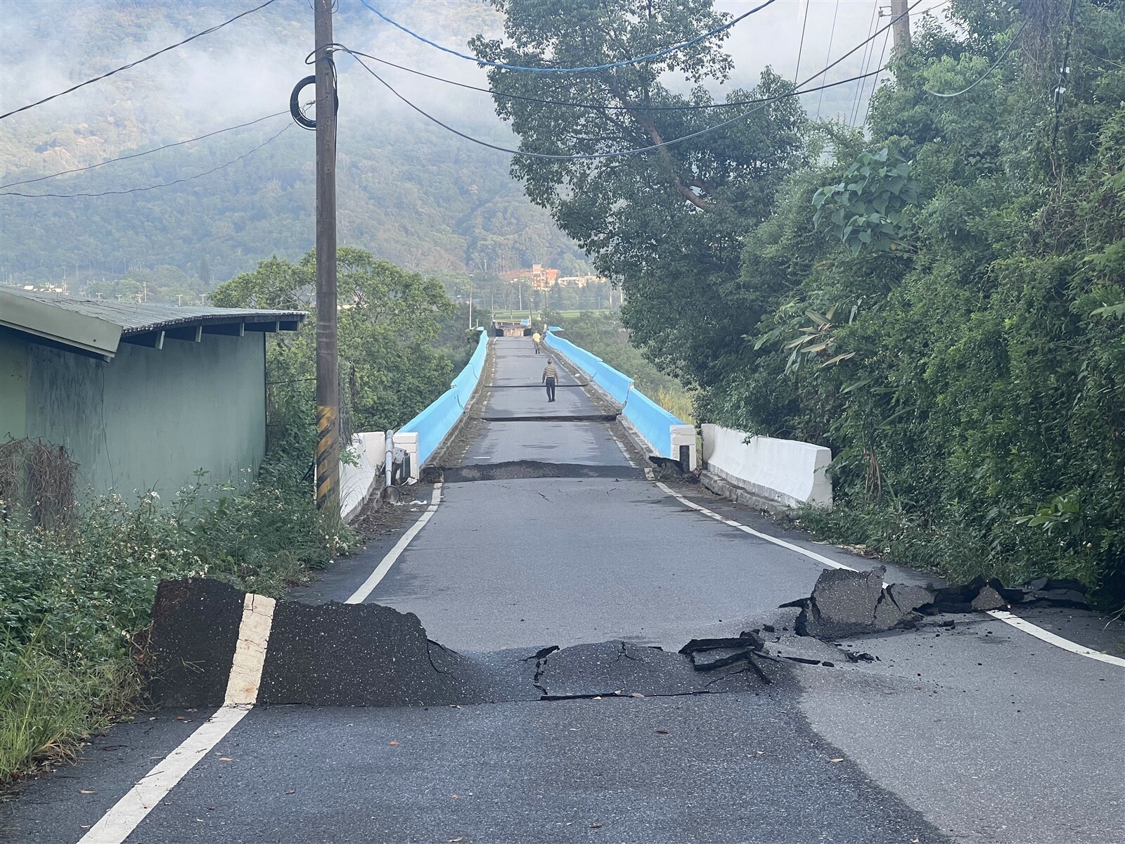 玉里崙天大橋全塌，富里往卓溪預估得多繞半小時路程。記者張議晨/攝影 