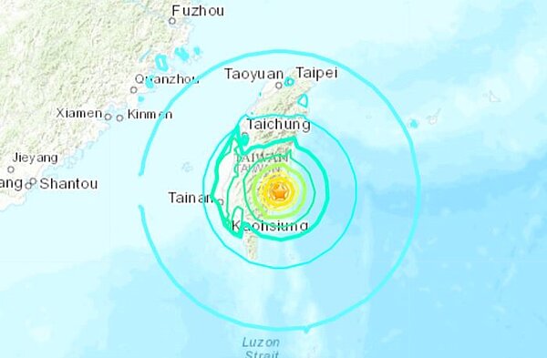 台東池上18日下午2時44分發生規模6.8強震，美國海嘯預警系統及日本氣象廳隨後都發布海嘯警報。（圖／擷取自美國地質調查所官網）
