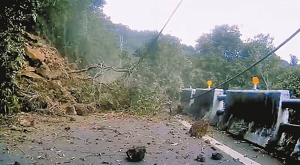 918大地震造成花蓮屋倒、橋斷,花蓮縣玉里六十石山的聯外道路也因強震導致落石和土石掩埋中斷。(摘自爆料公社/黃婉婷花蓮傳真)