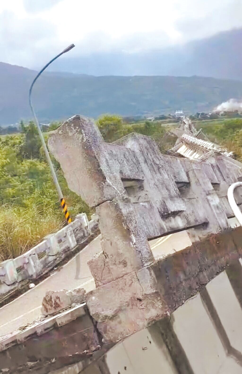 花蓮縣高寮大橋橋梁因地震斷裂,橋斷了好幾段,景象相當駭人。(民眾提供/王志偉花蓮傳真)