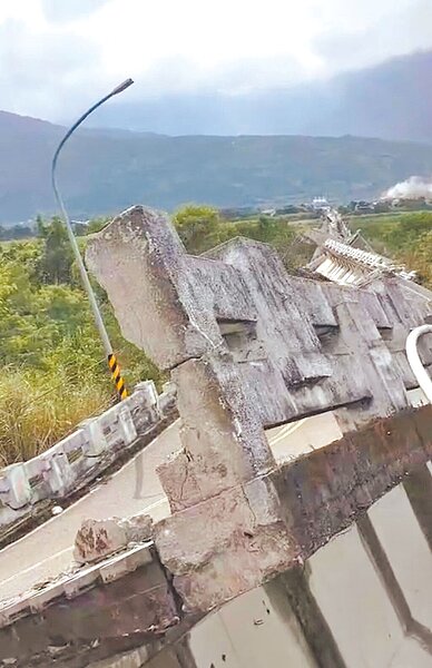 花蓮縣高寮大橋橋梁因地震斷裂,橋斷了好幾段,景象相當駭人。(民眾提供/王志偉花蓮傳真)