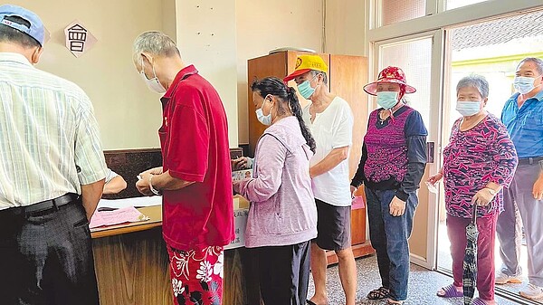 彰化縣政府和各鄉鎮市公所都開始發放重陽敬老禮金,伸港鄉蚵寮村村長再加碼500元,長輩們都很開心。(賴清美提供/吳敏菁彰化傳真)