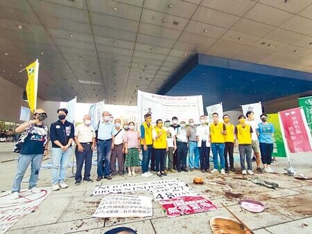 
台灣健康空氣行動聯盟帶領其他環團18日於台中市府廣場舉行抗議活動，籲市府重視環境議題。（潘虹恩攝）
