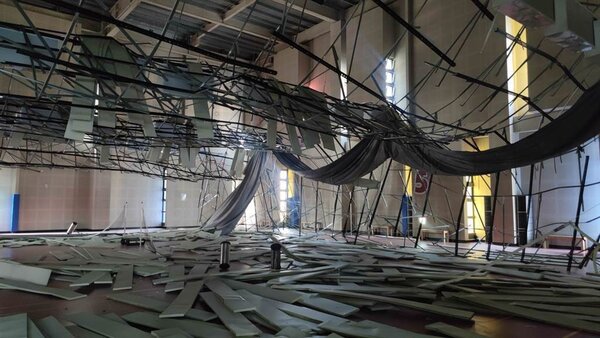 桃園市八德國民運動中心羽球館天花板倒塌。（賴佑維攝）