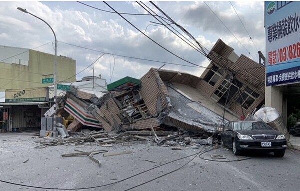 花蓮玉里昨天受到強震影響房屋倒塌,並壓垮超商。圖/警方提供