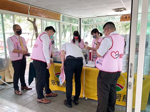 永慶加盟夥伴化身最佳志工，於活動現場協助民眾捐血，展現永慶對在地的關懷與服務熱忱。圖／永慶房產集團提供