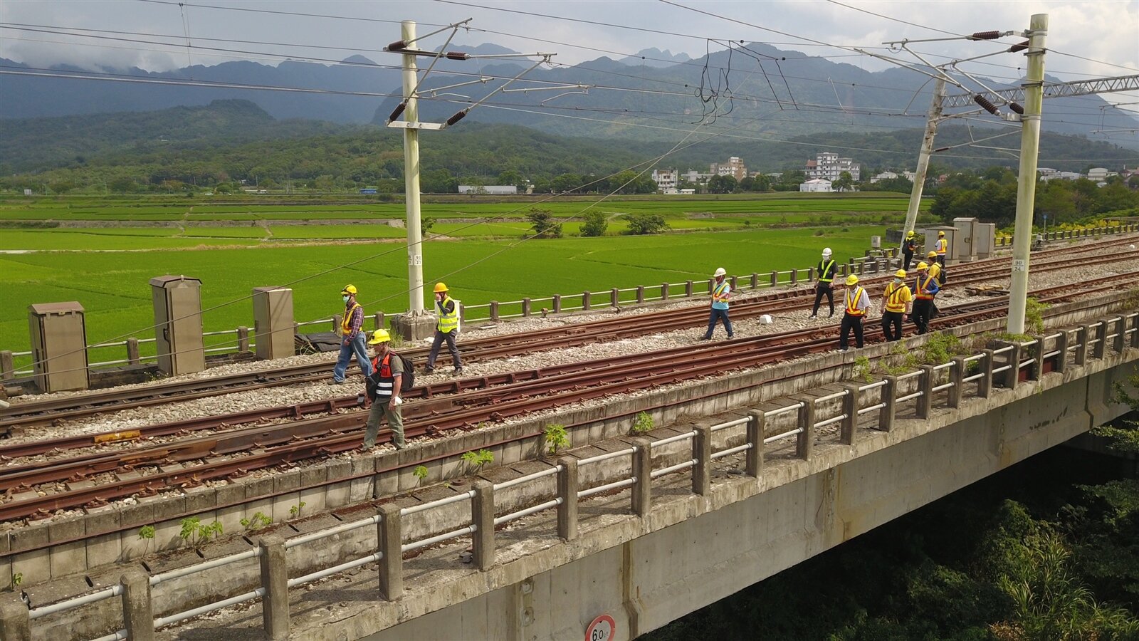 強震造成花東鐵路嚴重受損，台鐵積極查修，有軌道挫屈、鐵路橋位移、橋台隆起等損害，初估需至少1個月修復。記者劉學聖／攝影 