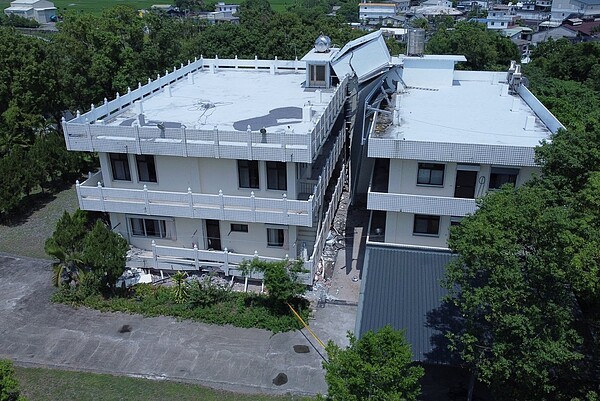 花蓮918大地震造成花東多處地區災損,位於玉里的天宣道院,從原本的三層樓坍塌變兩層。記者許正宏/攝影