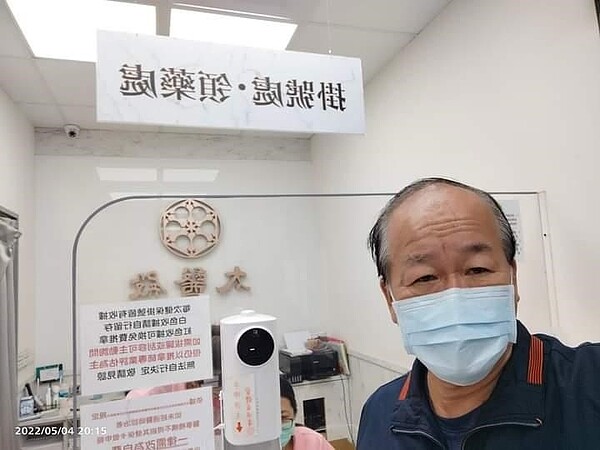 里長楊忠富為確診里民拿清冠一號。圖/里辦提供