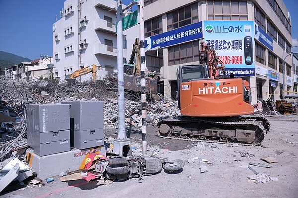 花蓮在18日發生規模6.8強震,導致玉里一間三層樓民房完全倒塌,箍筋方式被認為是最主要的原因。圖/花蓮縣政府提供