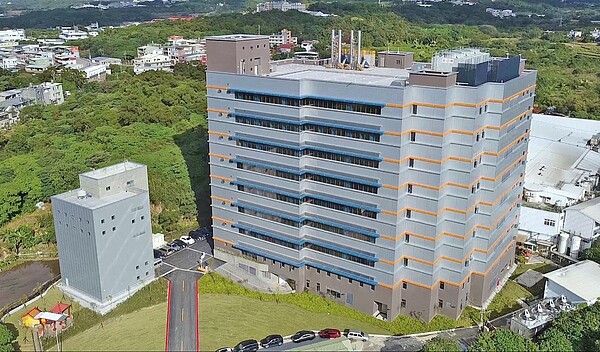法規鬆綁,淡海新市鎮區域廠家能在既有廠地及毗鄰土地,以合計容積率210%規模進行增擴建,康舒科技是在新市鎮管制辦法修法後,首間擴廠的新北企業。圖/新北市政府提供