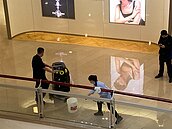 震後台北101購物中心遭水患　四樓至一樓精品門前大淹水