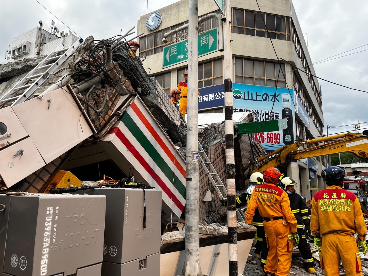 花蓮縣玉里鎮一棟3層樓房因地震倒塌，受困4人都幸運生還。本報資料照片 