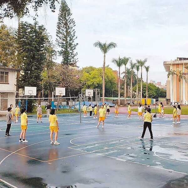 台北市景美女中運動服「小黃褲」相當有特色,這學期運動服改版為白上衣和黑褲。(摘自景美女中New讚粉絲專頁)