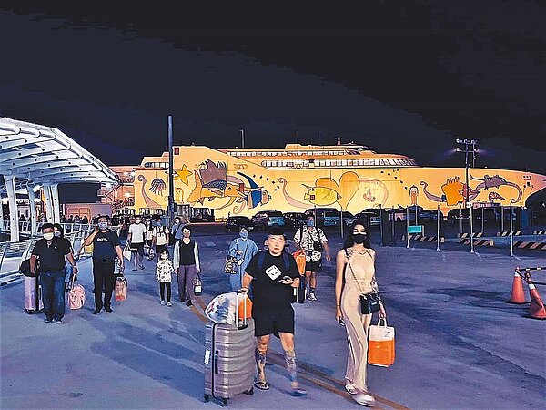 麗娜輪因夜航問題,被航港局要求不准出港,該航次311名旅客免費賺到住宿馬公一晚的優惠。(麗娜輪旅客提供/張茂雄澎湖傳真)