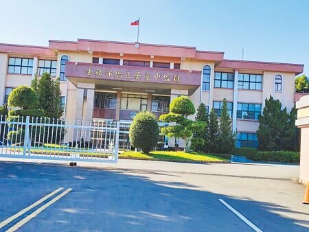 台中監獄收容人陳坤和17日趁戒護就醫時脫逃,翌日落網,法務部與矯正署政風人員至中監展開調查。(張妍溱攝)