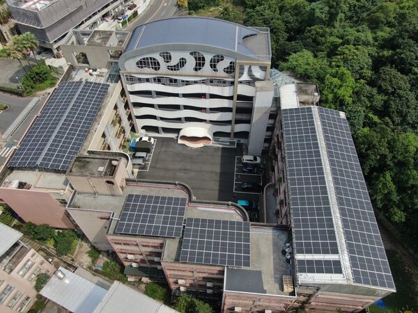 基隆市政府統一標租國中小學校舍屋頂裝設太陽能光電板，預計今年10月全數完成；圖為中和國小。圖／基隆市政府提供