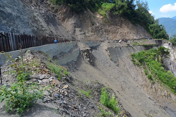 南投縣府挹注經費針對投89線力行產業道路沿線邊坡持續災修復建。圖/南投縣政府提供