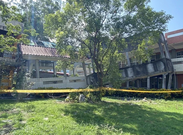 台東縣池上鄉昨天下午2點44分發生規模6.8強震，上百棟校舍陸續通報受損。圖為花蓮春日國小連通走廊。圖／教育部提供