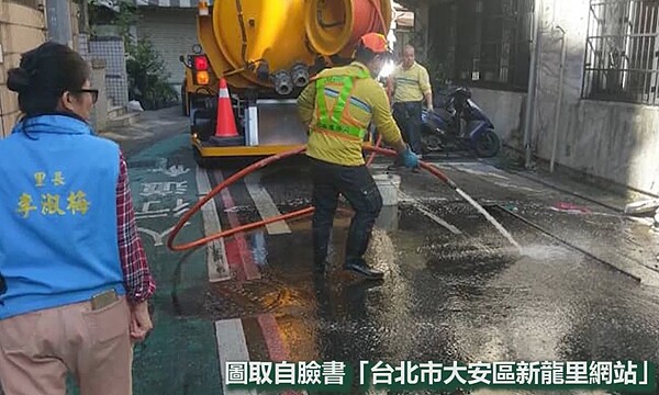 李淑梅巡視街道清洗作業。(圖擷取自大安區新龍里臉書)