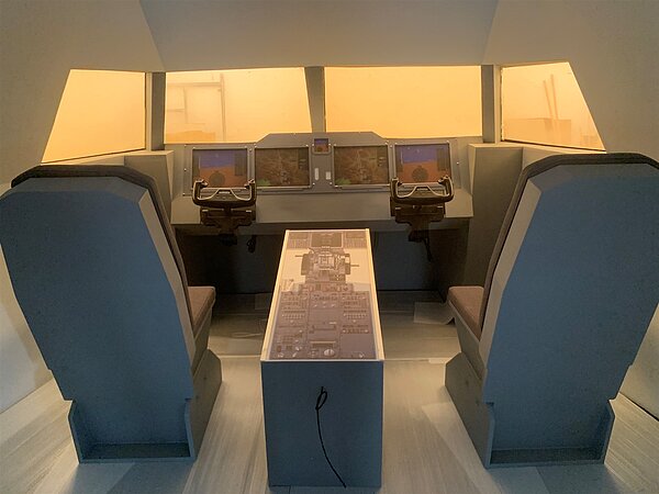 實體客機駕駛艙等設備皆一應俱全。圖／台中市政府提供