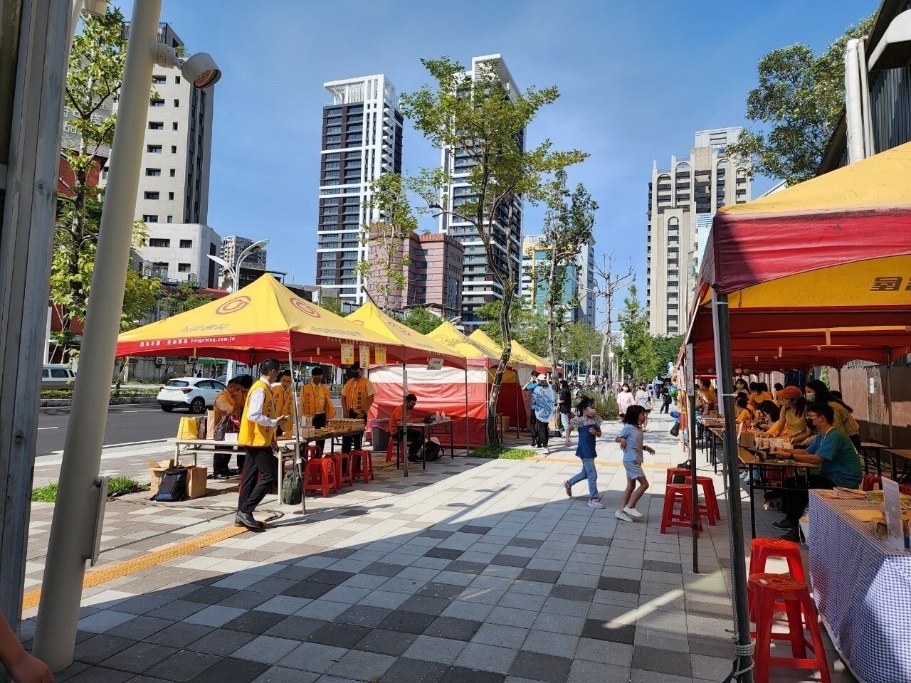 五新嘉年華針對不同年齡層的孩子設計豐富的課程,透過實際動手做、親身體驗的方式,讓參與的孩子滿載而歸。圖/永慶房產集團提供